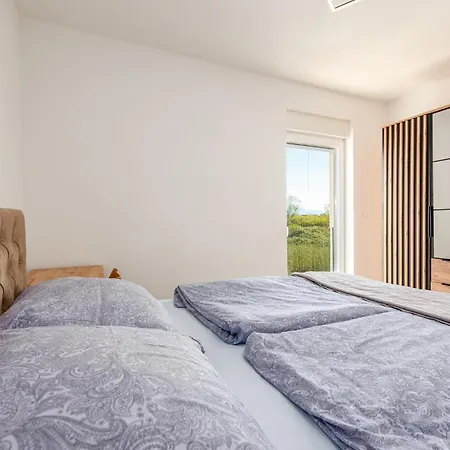 3 Bedroom Stunning In Prázdninový dům Privlaka (Zadar)