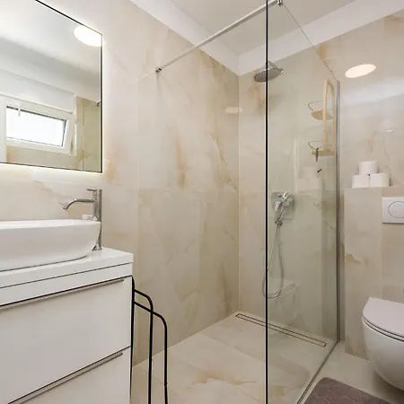 3 Bedroom Stunning In *